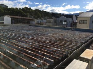 可児市、折半屋根に錆びが発生