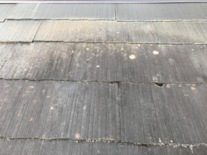 可児市光陽台、スレート屋根の塗膜の劣化