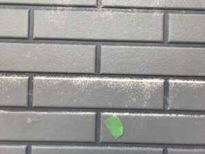 可児市緑ヶ丘、外壁の塗膜の剥がれ