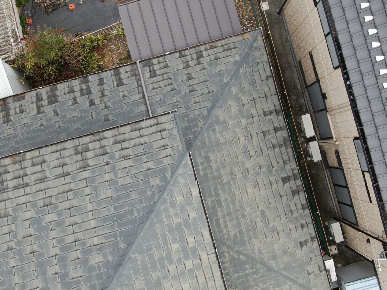 可児市緑、スレート屋根ケラバの塗膜劣化
