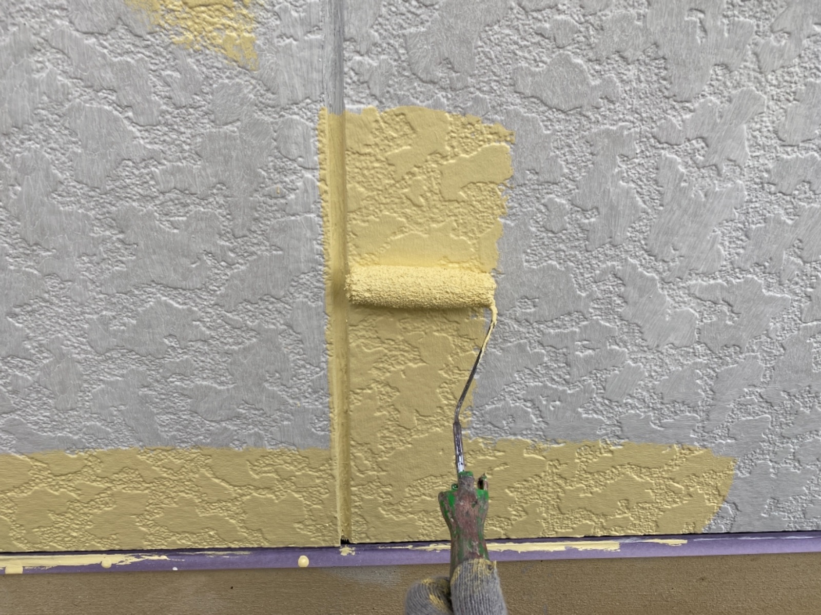 可児市緑ヶ丘、外壁の中塗り塗装