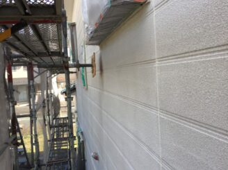 中津川市、外壁の下塗り塗装、施工中