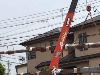 可児市禅台寺、屋根材の荷揚げ