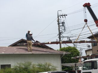 可児市禅台寺、屋根材の荷揚げ