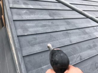 可児市鳩吹台、板金屋根の高圧水洗浄