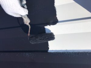 可児市鳩吹台、板金屋根の中塗り塗装