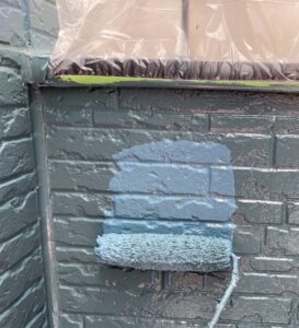 可児市土田、外壁上塗り施工中