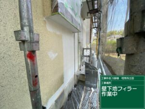 下塗り施工中