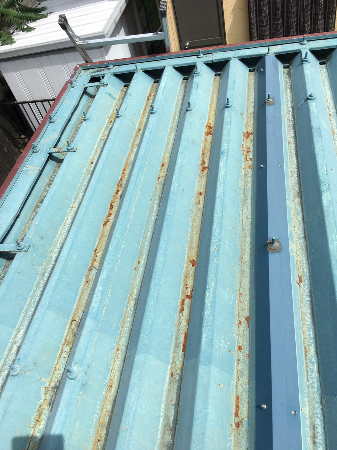 綺麗に仕上がりました。
元々、屋根のセッパンの色目は、青色でしたが、より青く綺麗になりました。
セッパンも錆びて、所々、焦げ茶色でした。
ケレンして、錆を落とし、錆止めを塗り、マックスシールド１５００SIシリコンJYで、塗りました。
剥離を起こしていた屋根が、綺麗になりました。
板金の破風板もサービスで塗装しました。
小庇も換気扇も、綺麗に塗りました。
ありがとうございます。