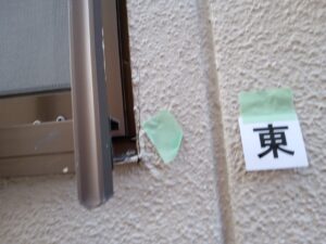 可児市光陽台、窓周りのコーキングのひび割れがあります。
