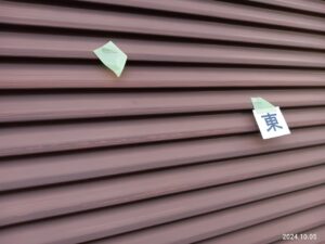 可児市大森、雨戸の塗膜の色褪せ