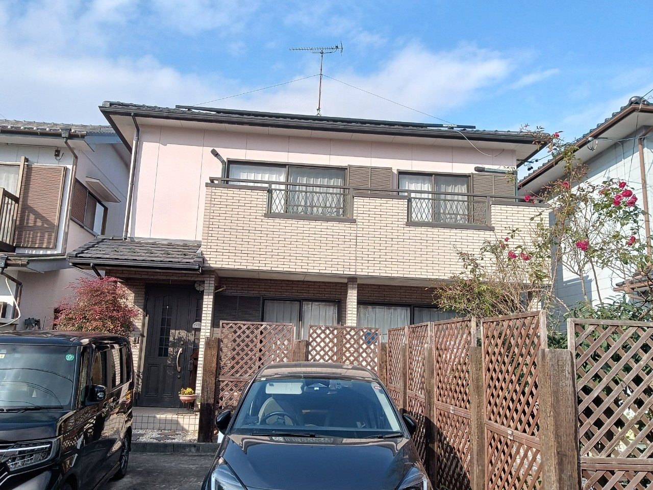 綺麗です。
一生懸命、塗り替えさせて頂きました。
１階は、アステックペイントさんの超低汚染プラチナリファイン２０００MFのモカです。
２階は、同じく、アステックペイントさんの超低汚染プラチナリファイン２０００MFのグレイドルフィンです。
なかなか良い色目です。
ベランダの軒天井も一部、張替えさせて頂きました。
ありがとうございます。
よろしくお願いします。