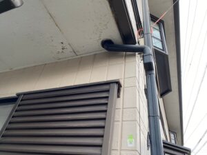 可児市平貝戸）外壁にカビが付着しています。