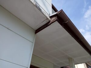 可児市今渡、玄関天井の塗膜の劣化