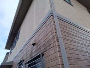 可児市星見台、たて樋の色褪せ