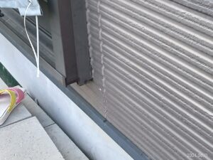 可児市土田、窓周りのコーキングのひび割れ