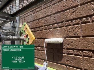 ベランダの上塗り施工中