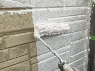 外壁の下塗り施工中|可児市土田