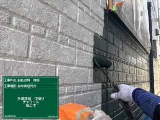外壁の中塗り施工中