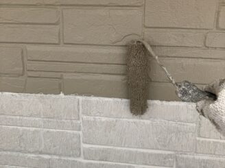 外壁の中塗り施工中|可児市土田