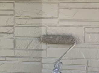 外壁の上塗り施工中|可児市土田