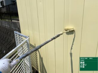 物置上塗り施工中|可児市鳩吹台