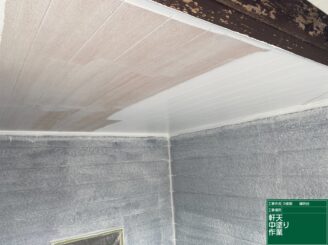軒天中塗り施工中|可児市鳩吹台