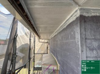 軒天下塗り施工中|可児市鳩吹台