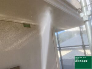 可児市桜ケ丘、軒天の洗浄