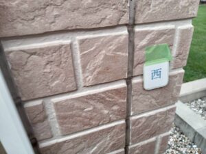 可児市下恵土 縦目地シーリングのひび割れ