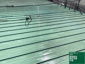 可児市緑、折半屋根の洗浄