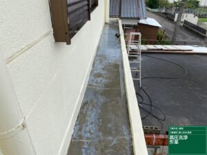 可児市徳野南、ベランダの洗浄